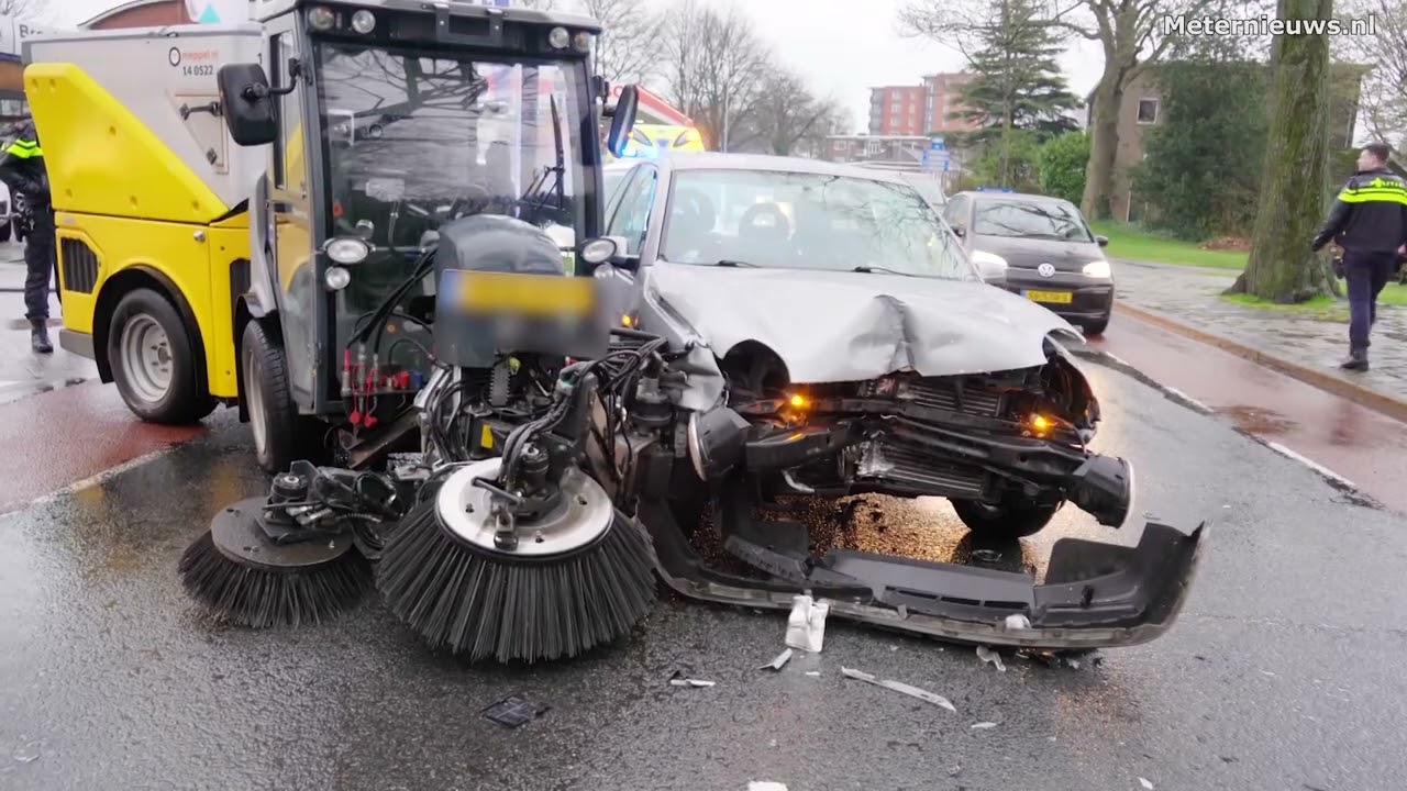 Botsing tussen veegauto in Meppel en auto: één gewonde