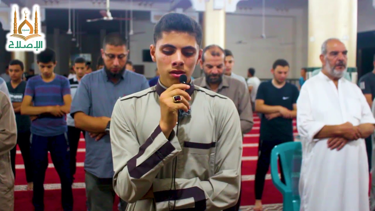 فتى من غزة يبدع في تلاوته للقرآن الكريم.