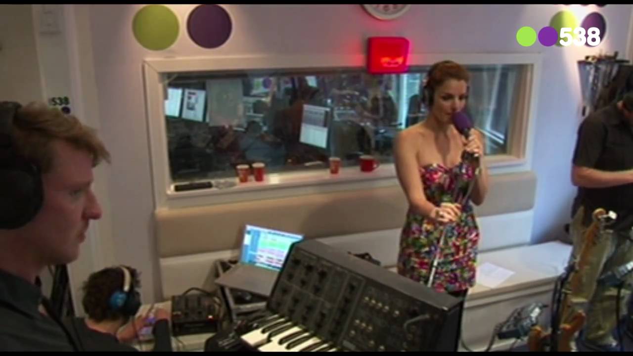 Radio 538: Kraak & Smaak - Hold back love (live bij Evers Staat Op)