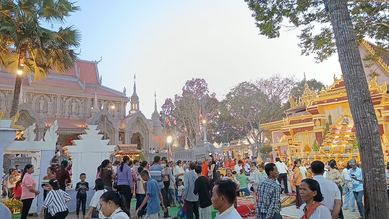 Không khí náo nhiệt trước cổng chùa sleng chas 