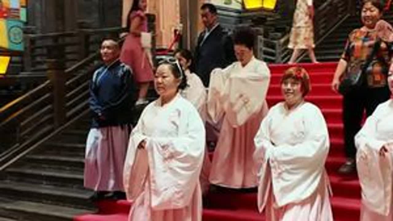 这群老人本来出来旅游，来到汉中居然认真的学起了书法