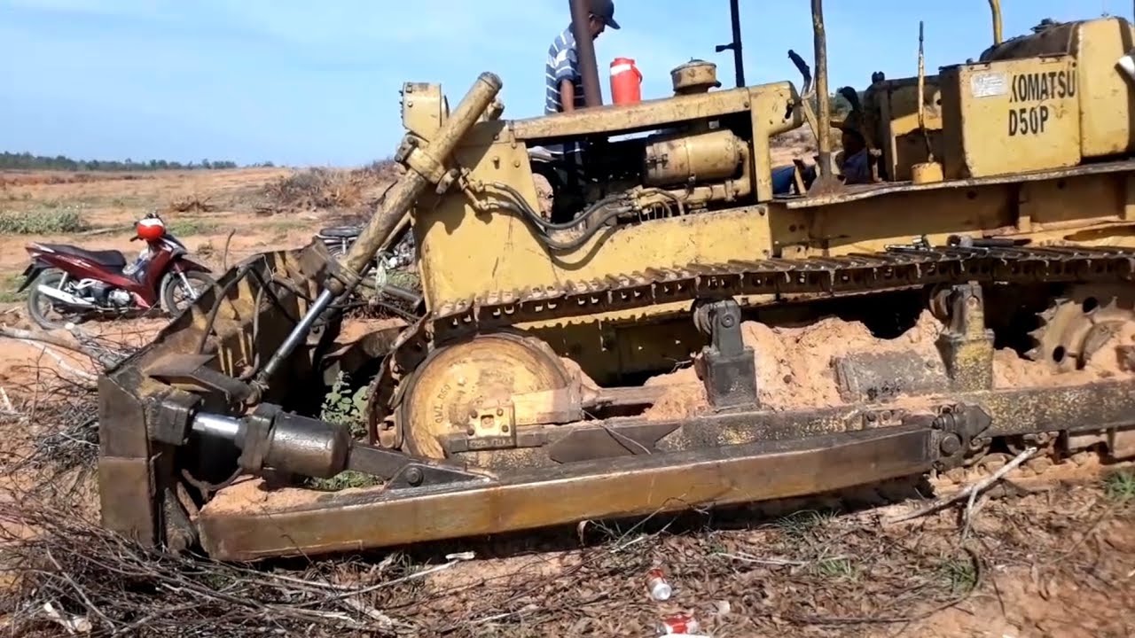 Xe ủi D50p KOMATSU( Thay hộp số).