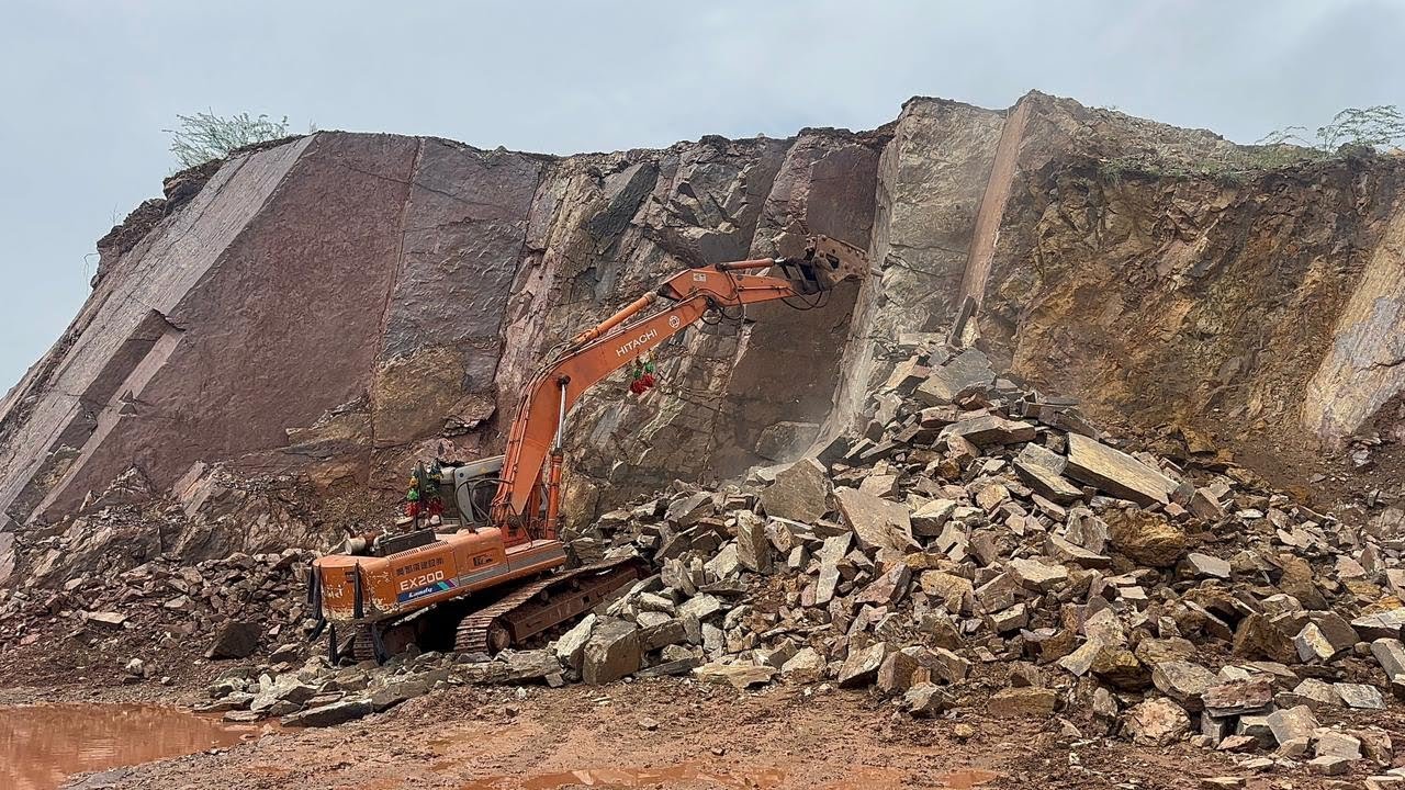 How to Break A Hill with an Excavator Working Humring⚒️&rdquo;#excavators #excavatorvideos#caterpillar 