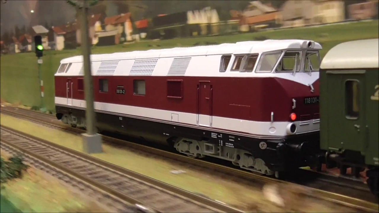Zugbildung nach Vorbild  DR 118 131-2 mit  GFK  Kanzel 1986 in Rostock