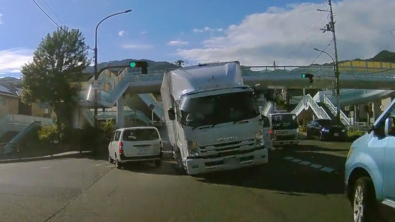 【事故映像】※衝撃映像　回避不能！目の前にトラック！　運命を分けた数秒間　大事故多数　 危険運転 交通事故 Japan Roads | Dash Cam【交通安全啓発】