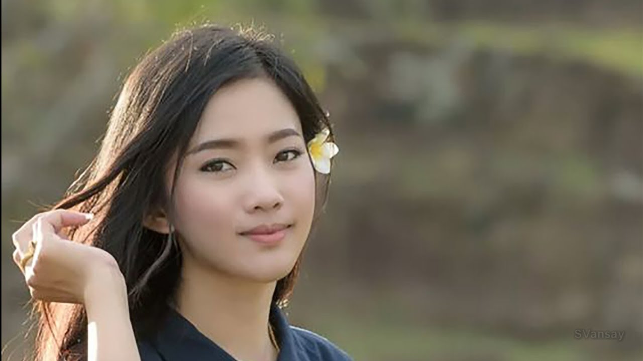 ຈຳປາເມືອງລາວ  -  NOI SENGSOULIGNA  -  Lao lyrics & English subtitles