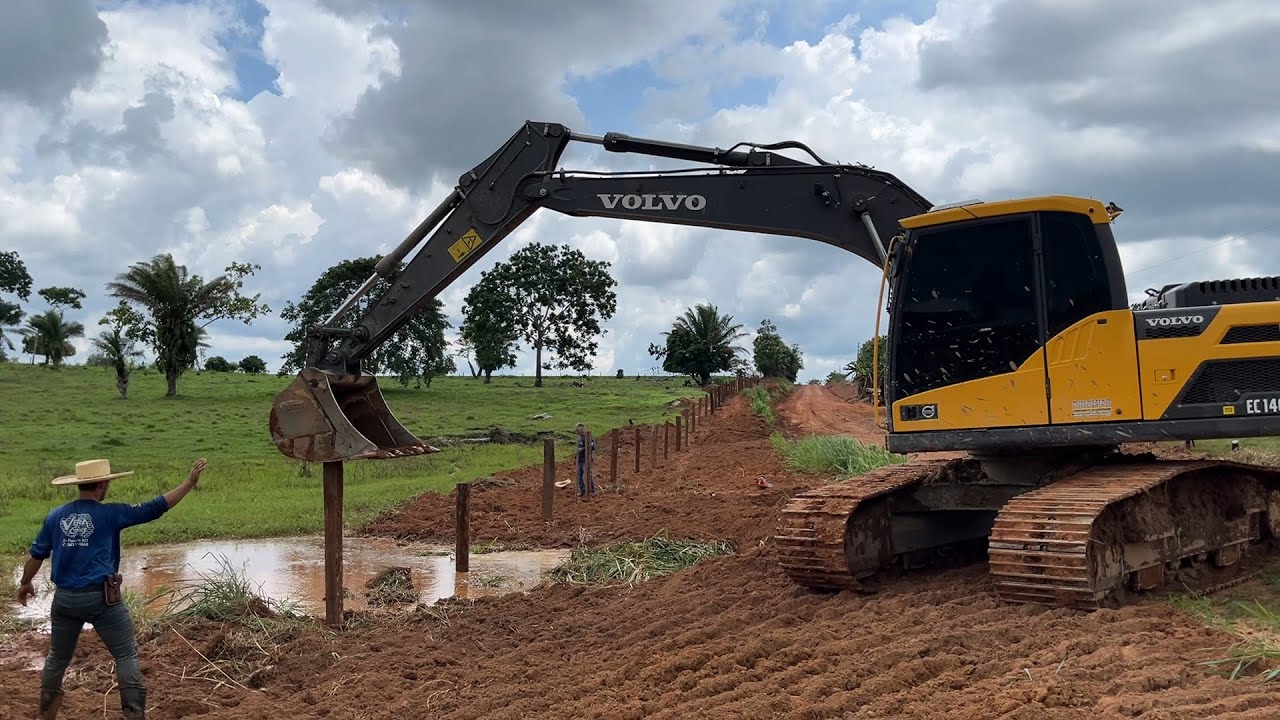 Fazendo cerca na sede usando uma escavadeira hidráulica! Minha rotina na fazenda!