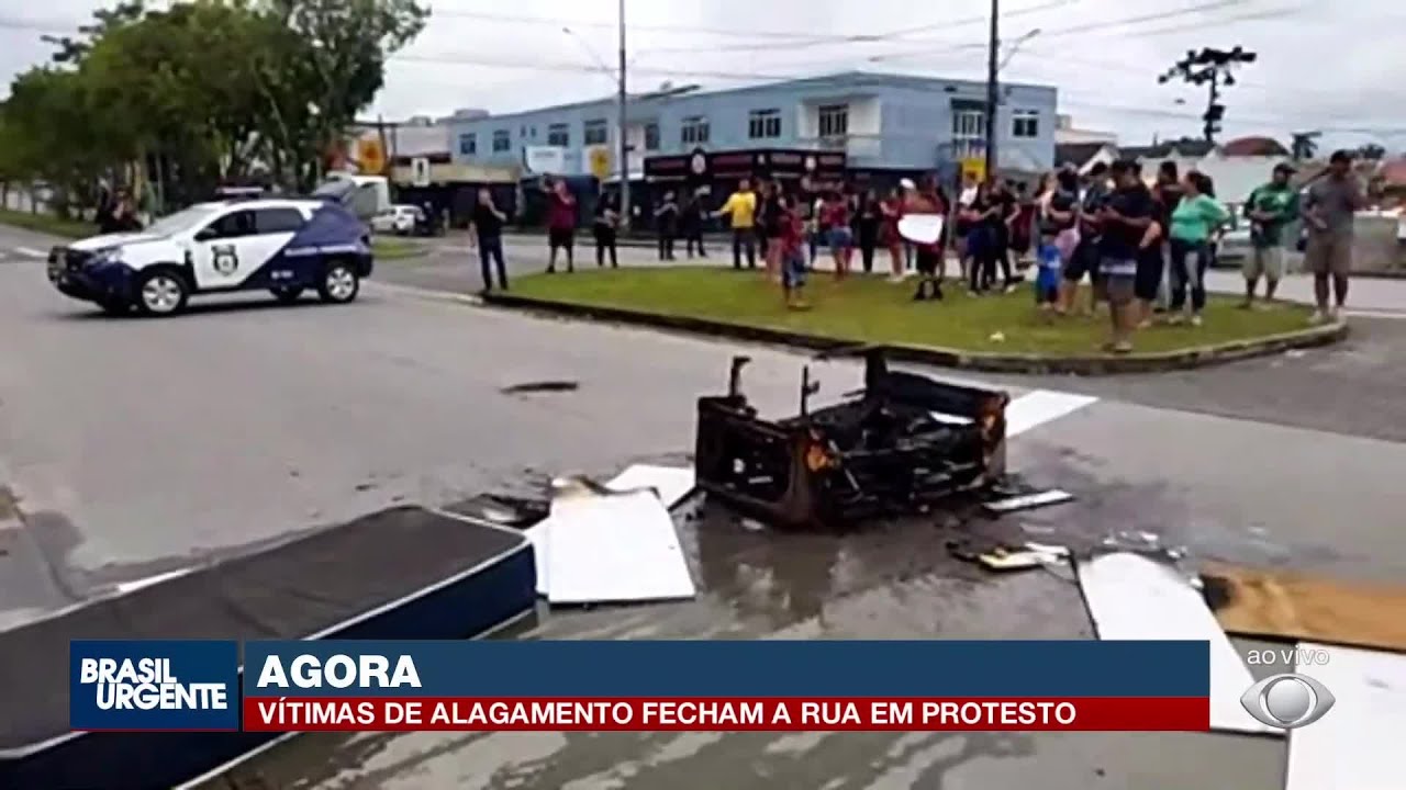 Moradores que perderam tudo nos alagamentos fazem protesto em Curitiba
