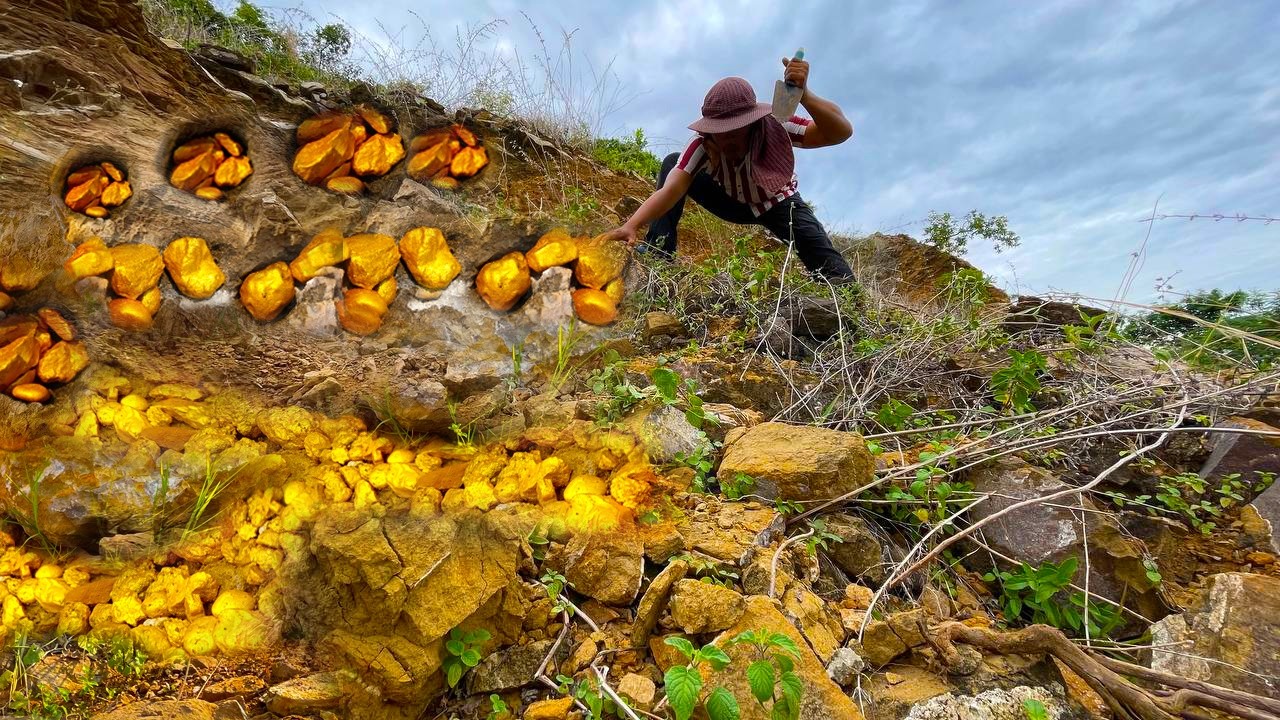Wow amazing finding! a gold hunter found a lot of gold treasure in clear water at mountain