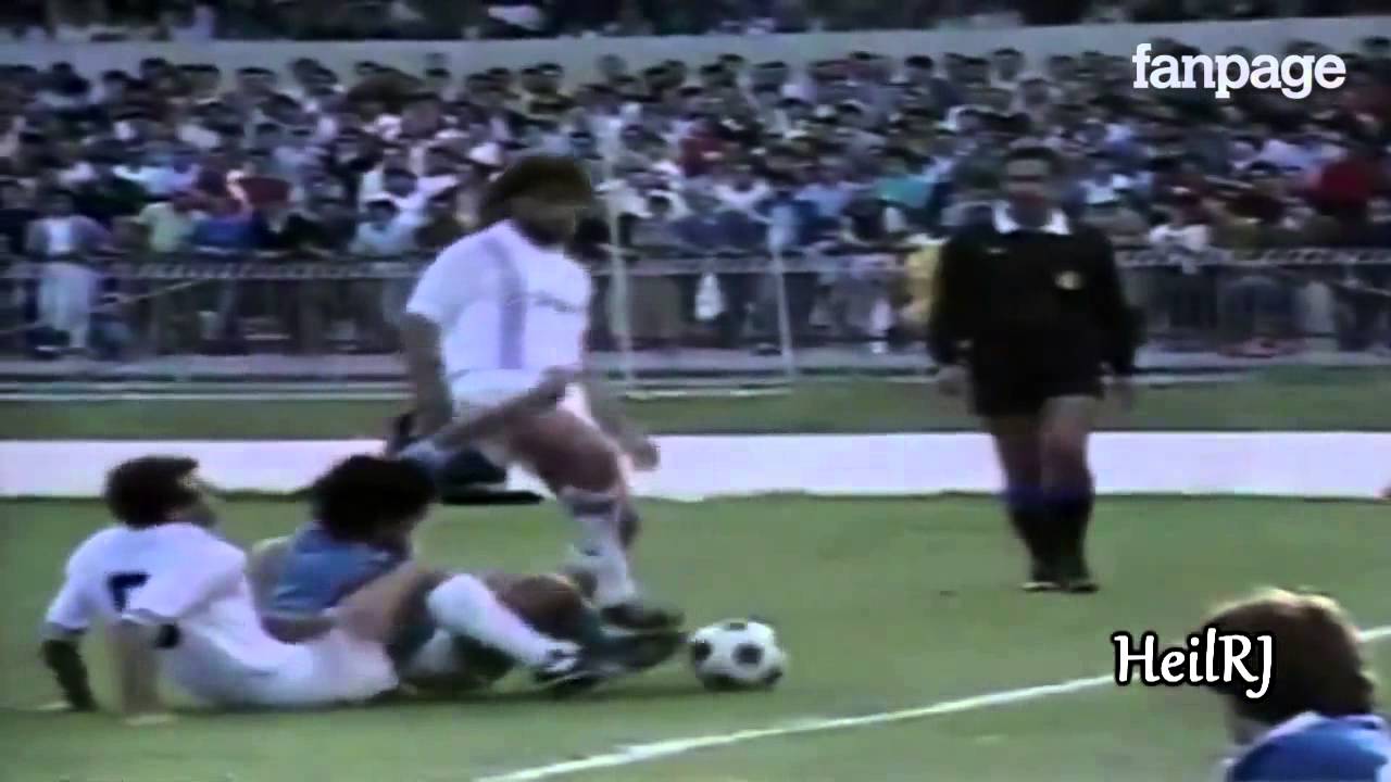 Finte, dribbling, tunnel e altre incredibili (e inedite) giocate di Diego Armando Maradona