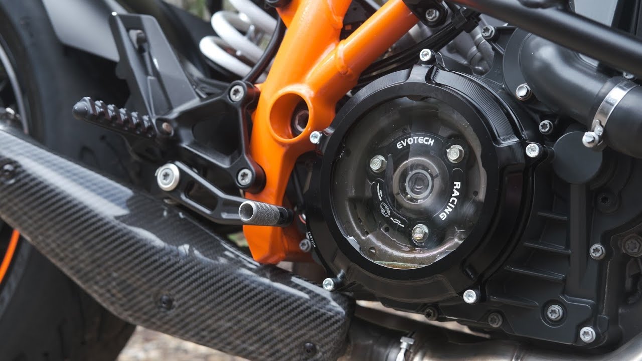 Установка прозрачной крышки сцепления Evotech на KTM 1290 Superduke GT