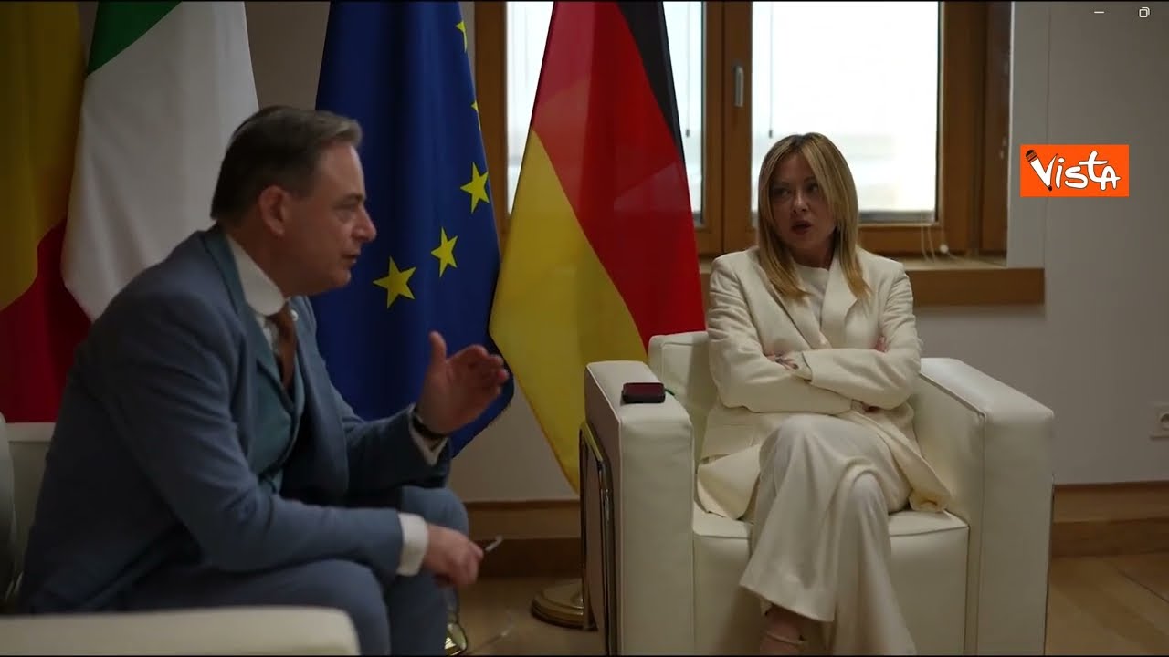 Al via il Consiglio europeo, l'arrivo di Meloni in total white