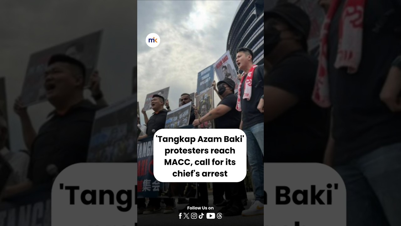 'Tangkap Azam Baki' protesters reach MACC, call for its chief's arrest