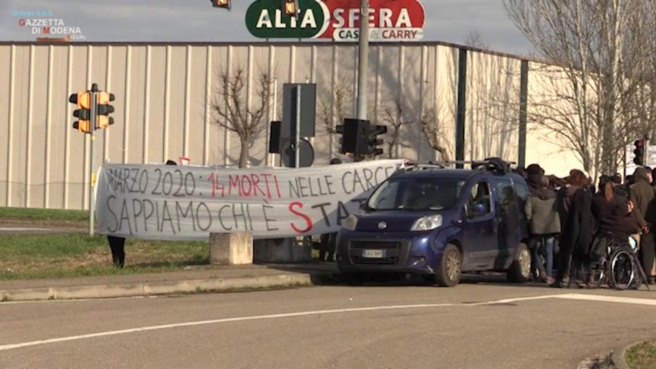 Modena, manifestazione anarchica davanti al carcere S. Anna