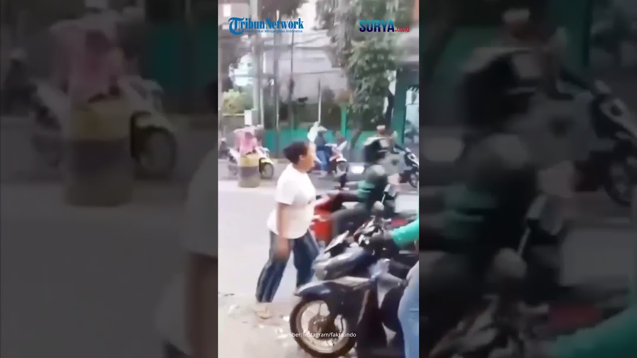 Detik-detik Emak-emak Siram Air untuk Bubarkan Tawuran di Depan Masjid Pondok Pinang Jaksel