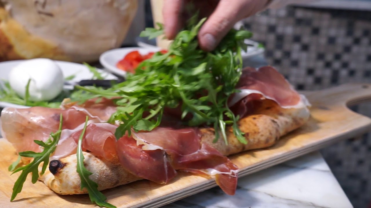 Fratelli Barretta pizzaiuoli della pizzeria Nuova Italia a corso secondigliano Napoli
