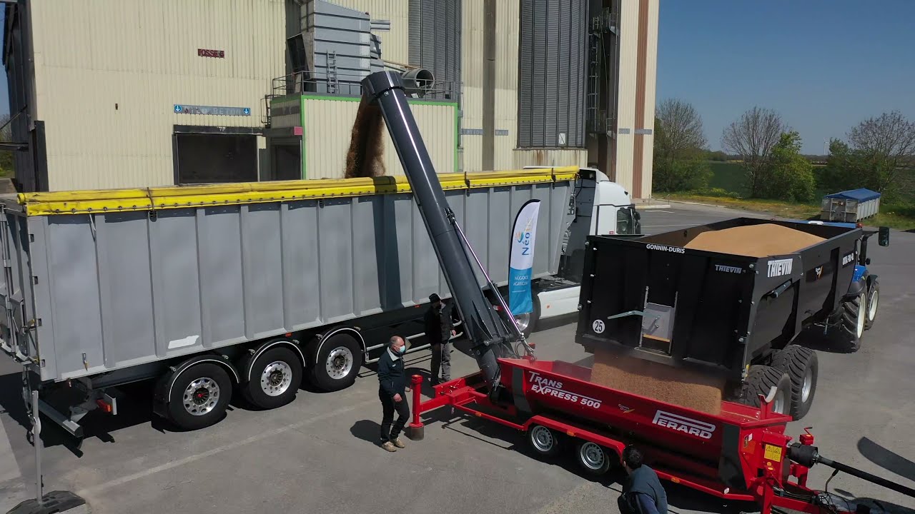 Perard Trans Express 500 : Flexibilité et efficacité pour le chargement de camions en plein champ