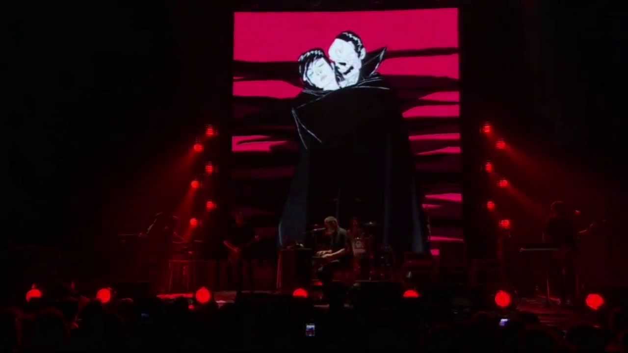 Queens Of The Stone Age -  The Vampyre Of Time And Memory  (Live at The Wiltern 23-05-2013)