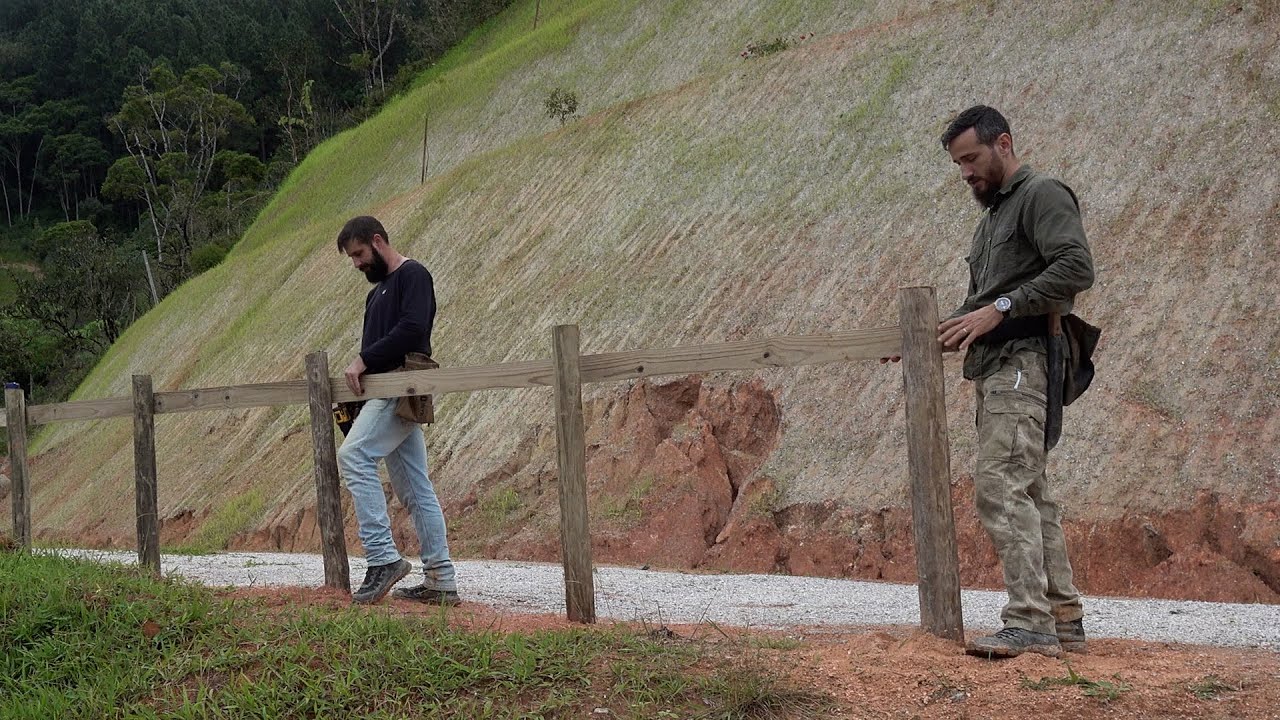 Arrumando os piquetes e montando cerca no campo #13
