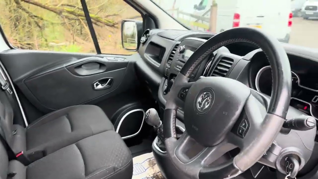 EURO 6 / VIVARO L2 LWB / SPORTIVE 1 OWNER / FSH / 11000 MILES / CLEAN AIRCON MODEL / £7495 Plus vat