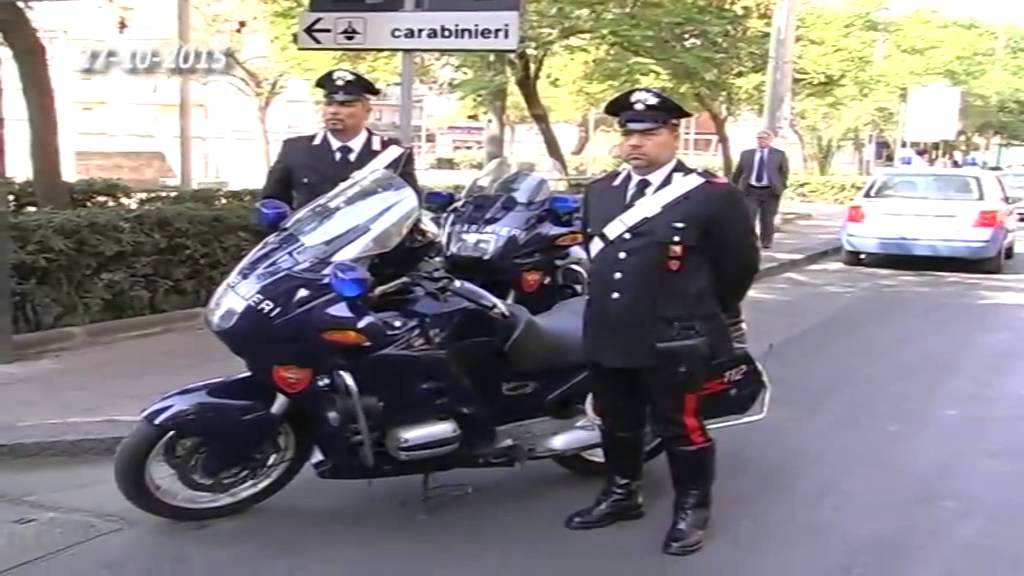 03 MASCALUCIA  I CARABINIERI SEQUESTRANO ARMI, DROGA E DENARO FALSO 27 10 2015