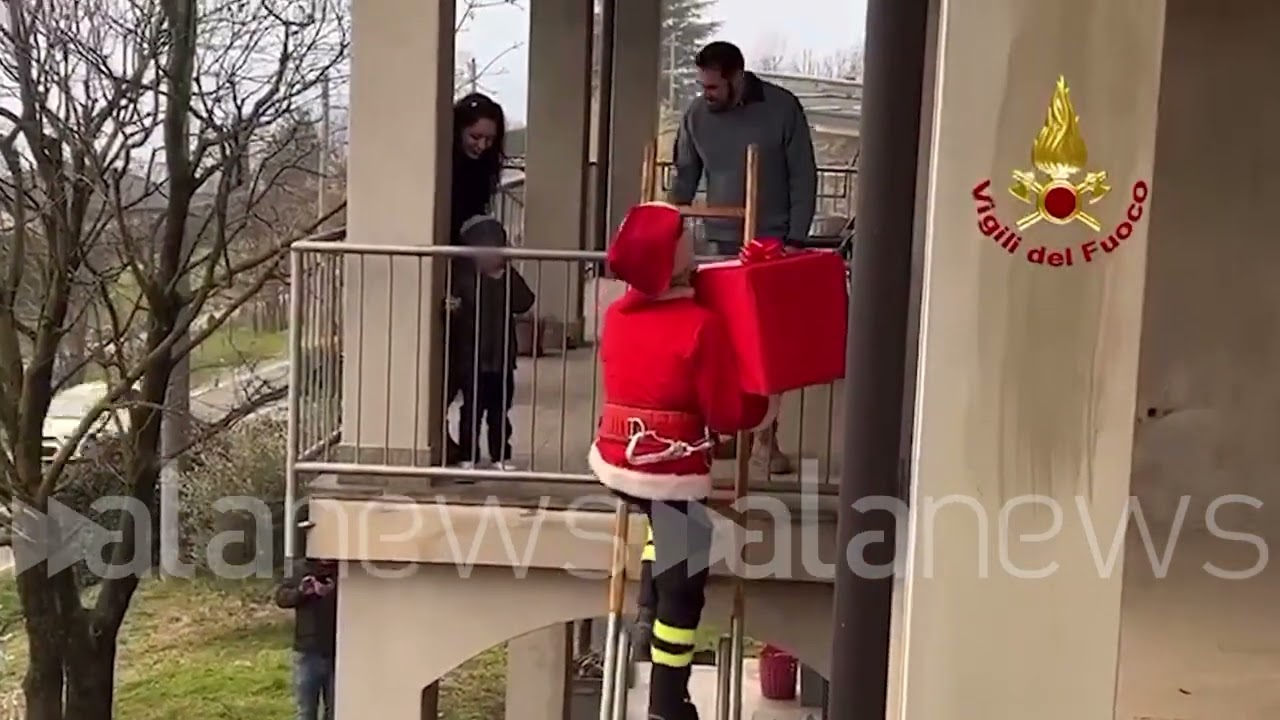 Il Babbo Natale pompiere consegna il camion dei vigili del fuoco al piccolo Jonathan