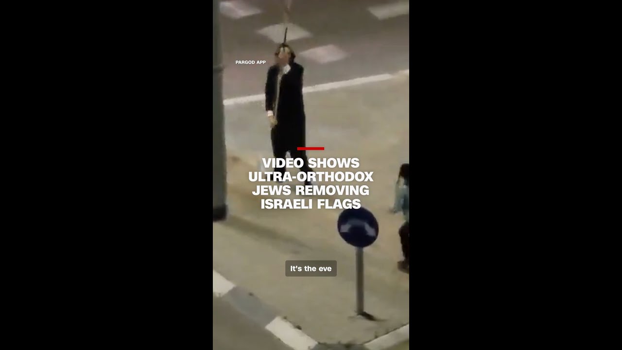 На видео показано, как ультраортодоксальные евреи снимают израильские флаги.