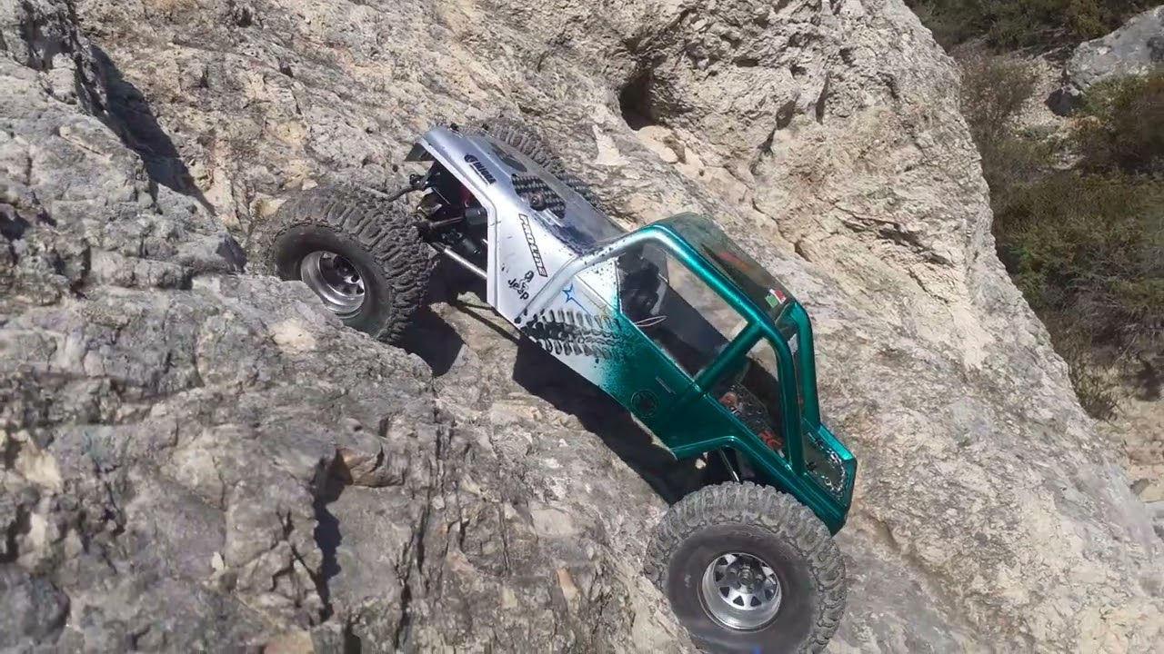 axial lcg et le 2ème axial carbone et essaie des nouveaux pneus  de la bal 😃
