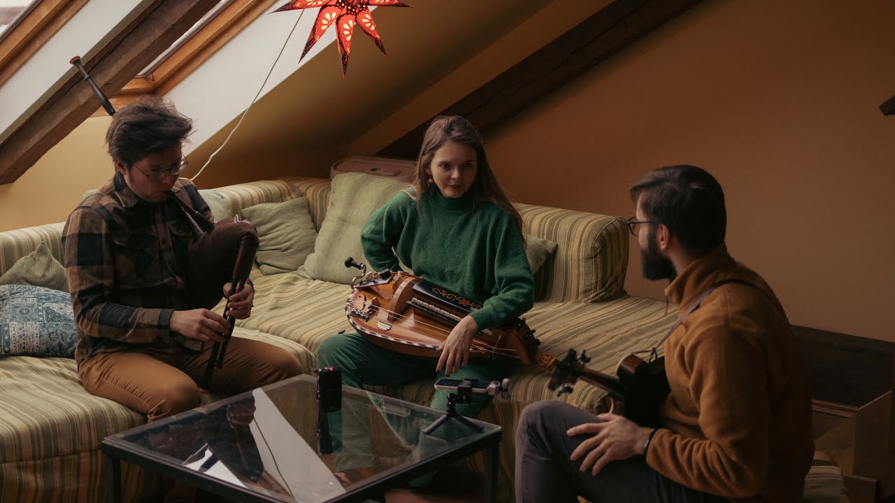 Un Jòune Pastre Somelhava (French Christmas tune) — Cornemuse, Hurdy-gurdy & Mandolin