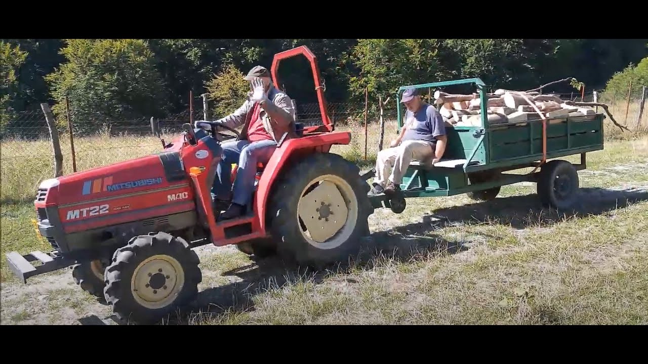 La lemne cu tractorul japonez Mitsubishi MT 22, tractiune 4x4 cu remorca cu o axa (doua roti)