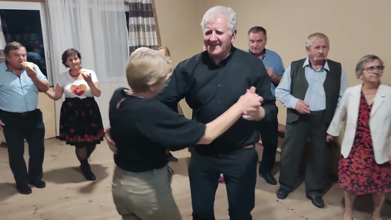 29 10 2023 Uroczysty urodzinowy taniec   Piotra Bińkowskiego w Jedlance