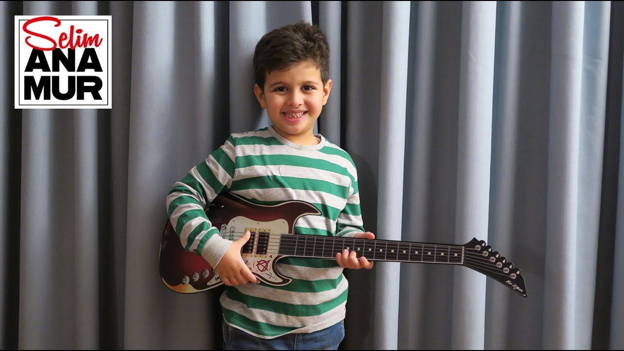 Selim Anamur Gitar &Ccedil;alıyor
