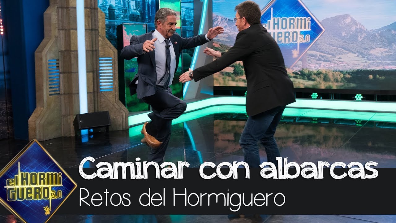 Pablo Motos y Miguel Ángel Revilla demuestran su destreza caminando con albarcas - El Hormiguero 3.0