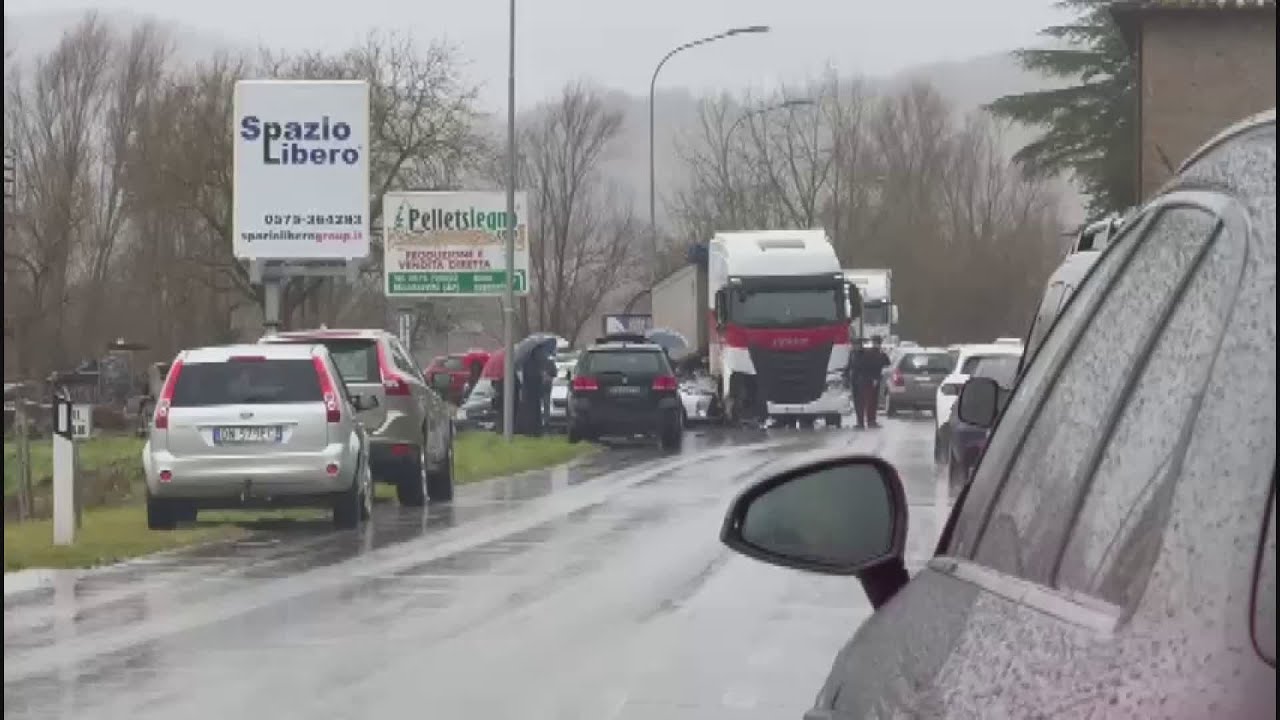 Tir travolge le auto in sosta a Le Ville