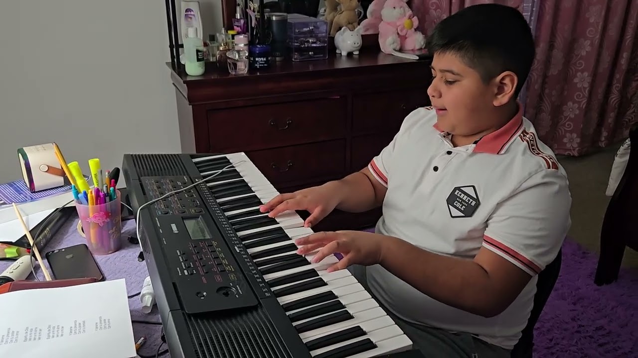 Angelito ensayando,, para ser un adorador 🎹 🎤 🥰🙌