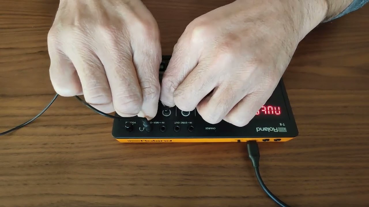 Live jam Roland Aira compact T8 