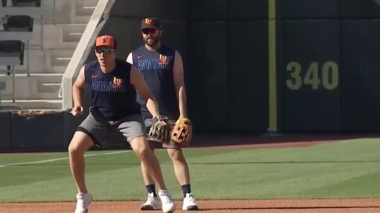 Команда &laquo;Лас-Вегас Авиаторс&raquo; готовится к Дню открытия сезона на бейсбольном стадионе.