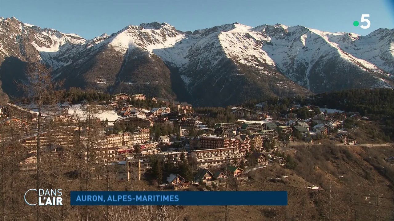 Les Fran&ccedil;ais vont-ils partir en vacances ? - Reportage #cdanslair 05.02.2021