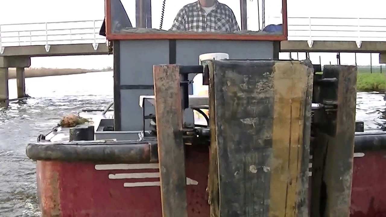 Een midi duwboot welke geschikt is voor passeren van lage bruggen