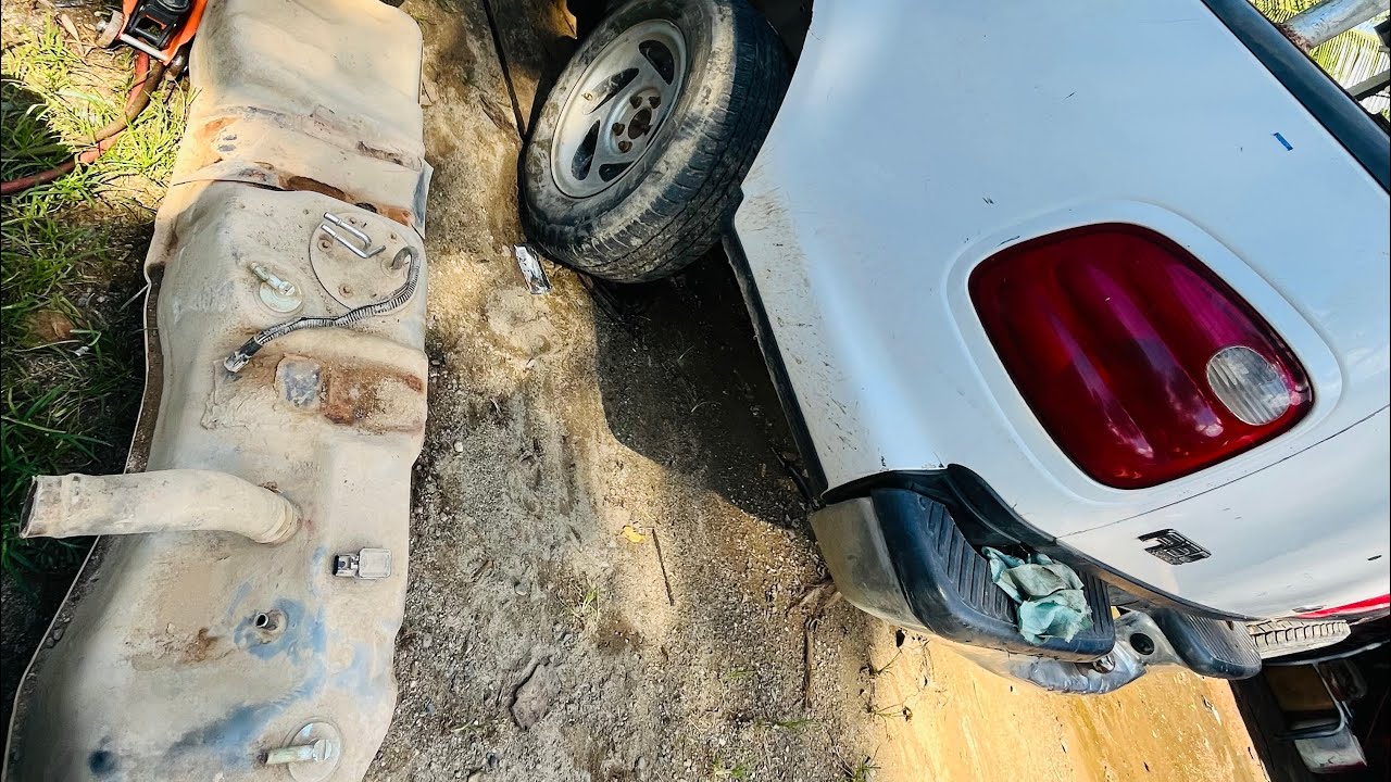 Bajando un tanque de combustible de una F150!🚘 💪