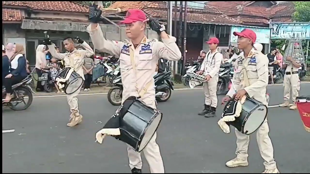 Kirab tumplek punjen dan Ngarak mustoko di desa waru lor kecamatan Wiradesa #marchingband #karnaval 