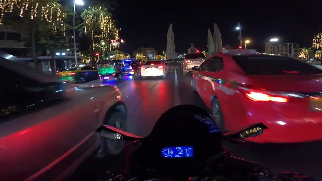 CBR 650R Night ride Ratchadamnoen Road, Sanam Luang