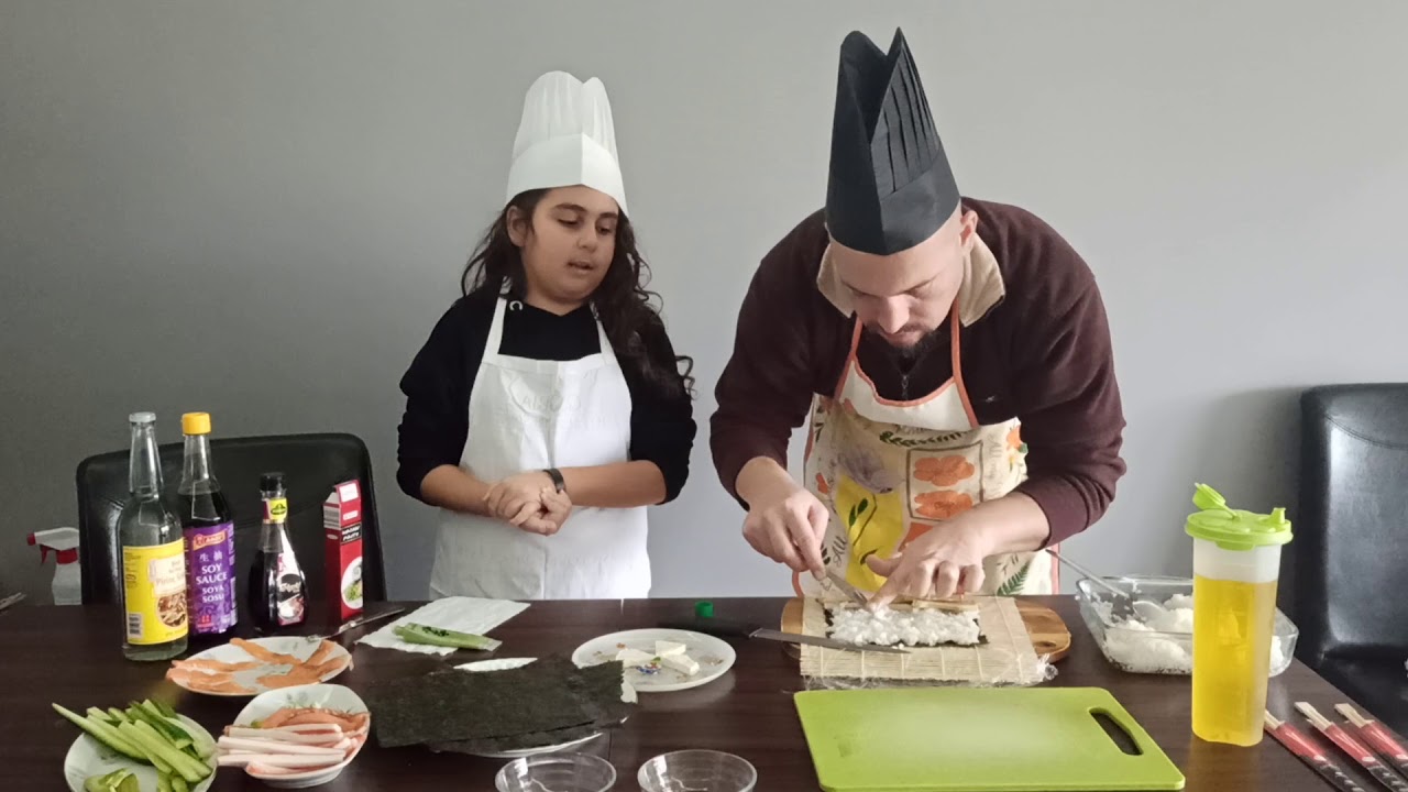 Ece Suşi Yapıyor