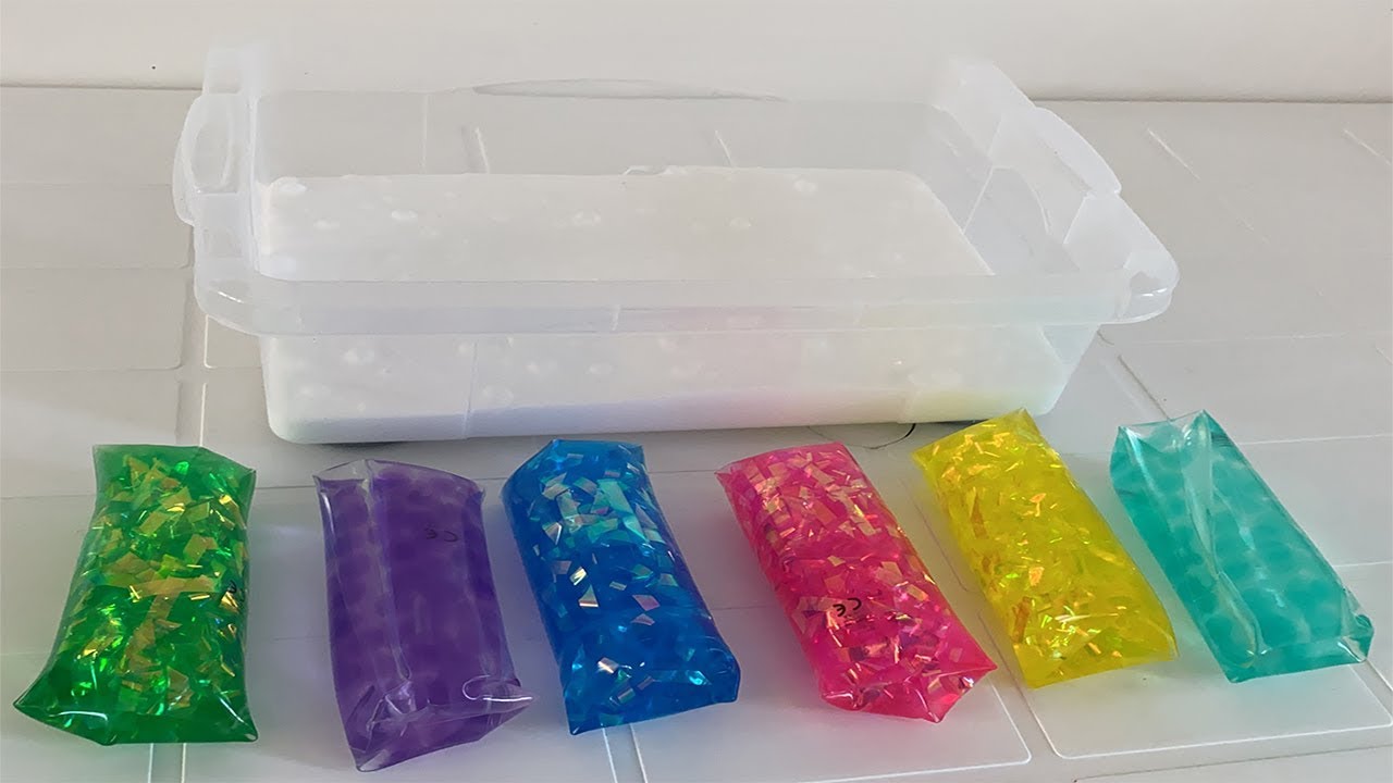 MISTUREI VÁRIAS COBRAS D'ÁGUA COLORIDAS DENTRO DO SLIME BRANCO GIGANTE!