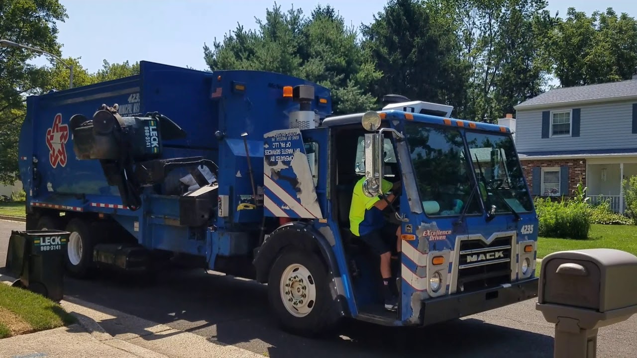 Republic Services:  Mack LEU / McNeilus M/A side loader