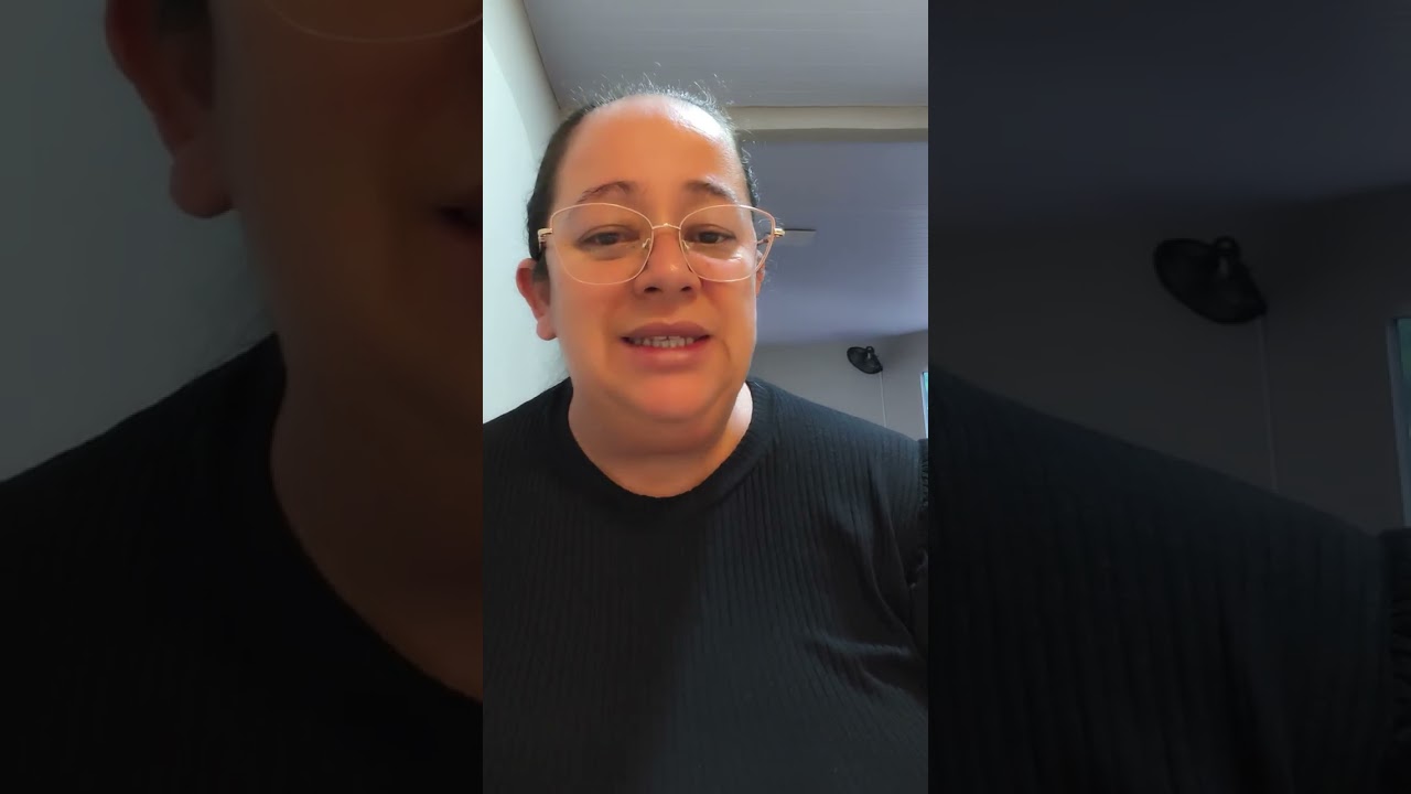 Ela está mexendo com os pauzinhos 
