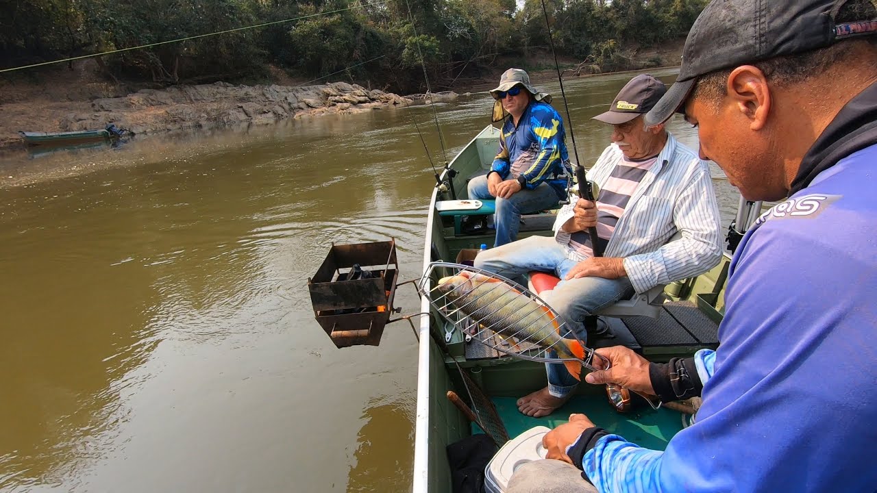 Pescaria assim s&oacute; no rio Miranda... Como assar um peixe no barco!!!