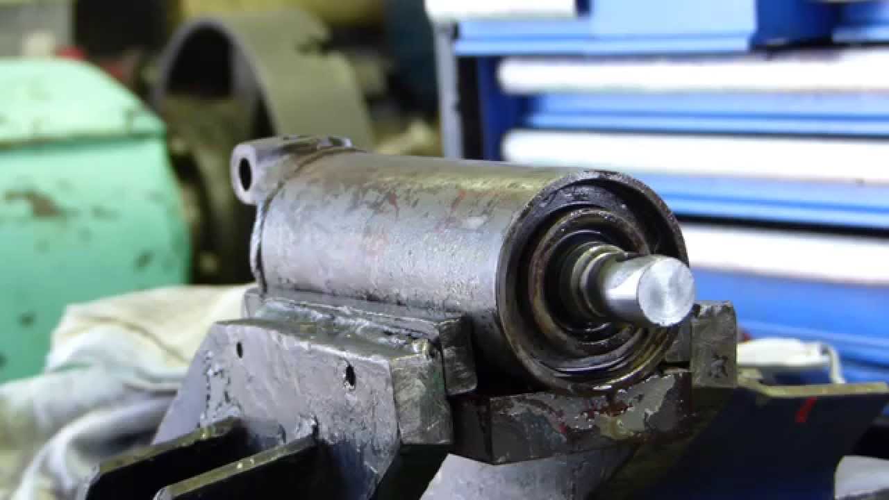 Замена уплотнителя цилиндра гидроусилителя руля Massey Ferguson