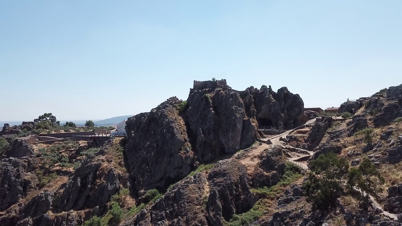 Flying from Penha Garcia dam to the castle