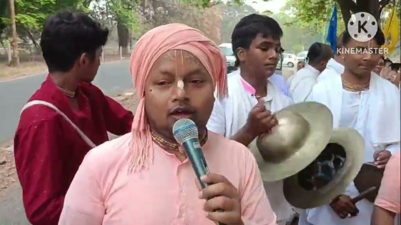 #SHRIMOD#BHAGABAT#KOTHA# গৌরীয় মঠের সন্ন্যাসী, ব্রহ্মচারী এবং ভক্তবৃন্দের নগর সংকীর্তন।